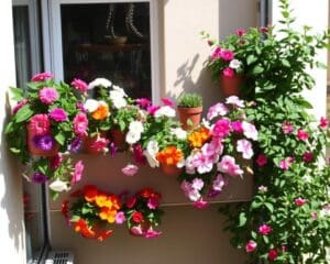 Blumenregale für schmale Balkone: Pflanzen platzsparend präsentieren