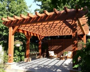 DIY-Holzpergola: Natürlicher Schatten und stilvolle Akzente