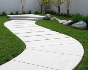 Minimalistische Gartenwege aus Betonplatten: Zeitlos und elegant